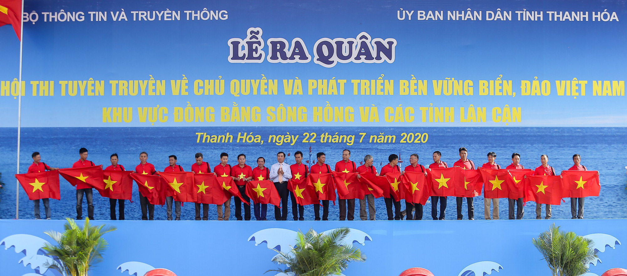 Báo Người Lao Động trao tặng 2.000 lá cờ Tổ quốc cho ngư dân Thanh Hóa