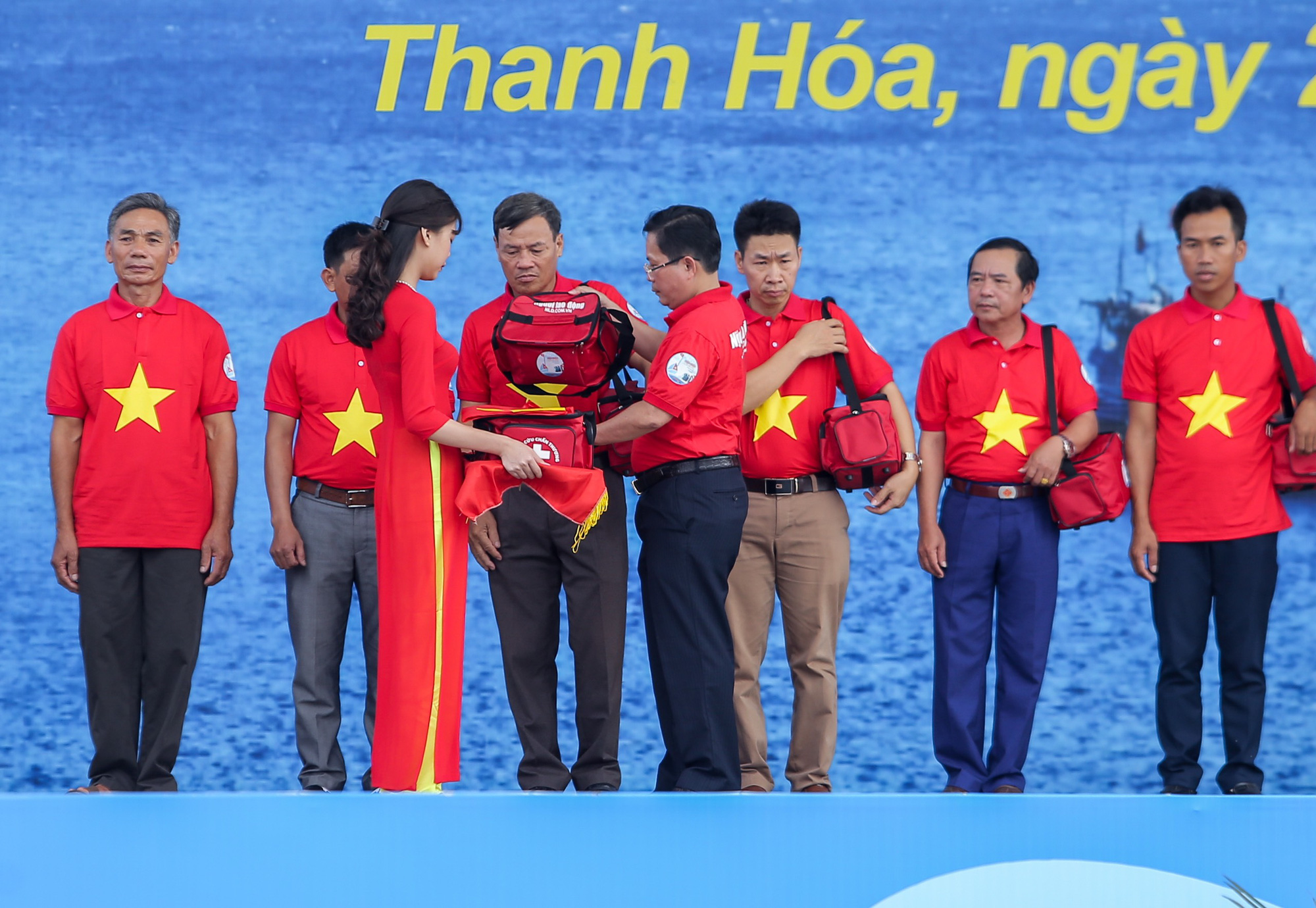 B&aacute;o Người Lao Động trao tặng 2.000 l&aacute; cờ Tổ quốc cho ngư d&acirc;n Thanh H&oacute;a - Ảnh 11.
