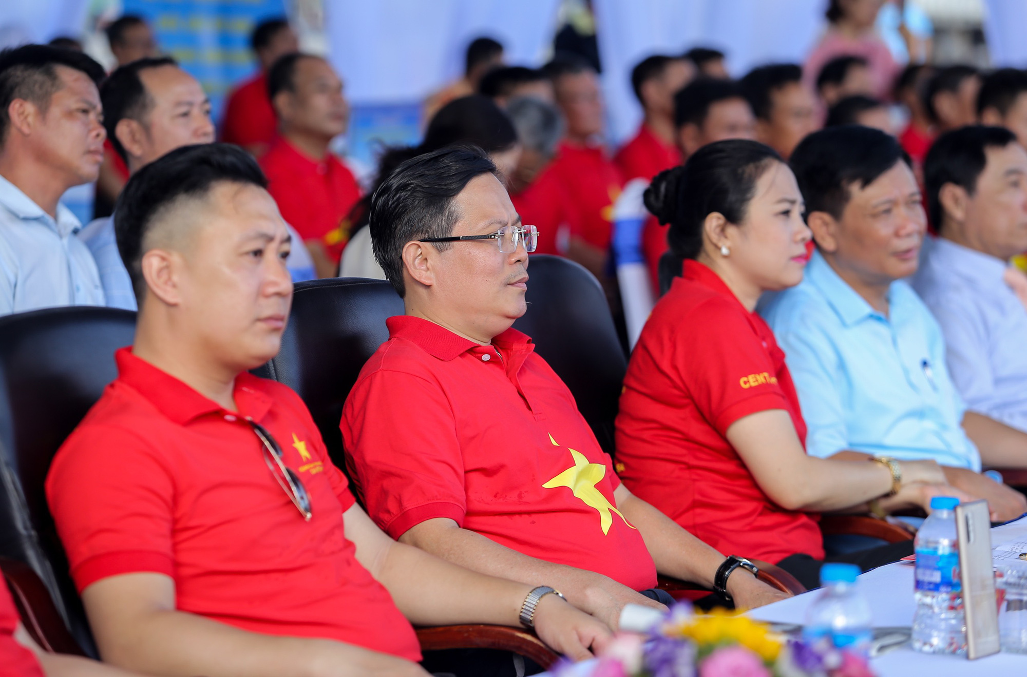 B&aacute;o Người Lao Động trao tặng 2.000 l&aacute; cờ Tổ quốc cho ngư d&acirc;n Thanh H&oacute;a - Ảnh 3.