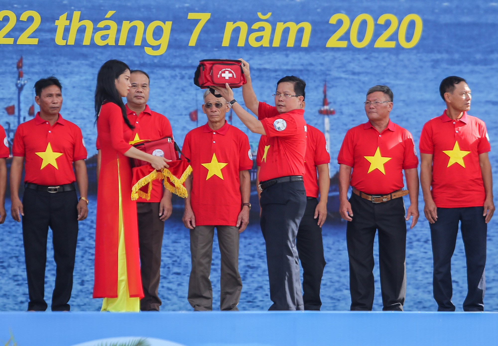 B&aacute;o Người Lao Động trao tặng 2.000 l&aacute; cờ Tổ quốc cho ngư d&acirc;n Thanh H&oacute;a - Ảnh 10.
