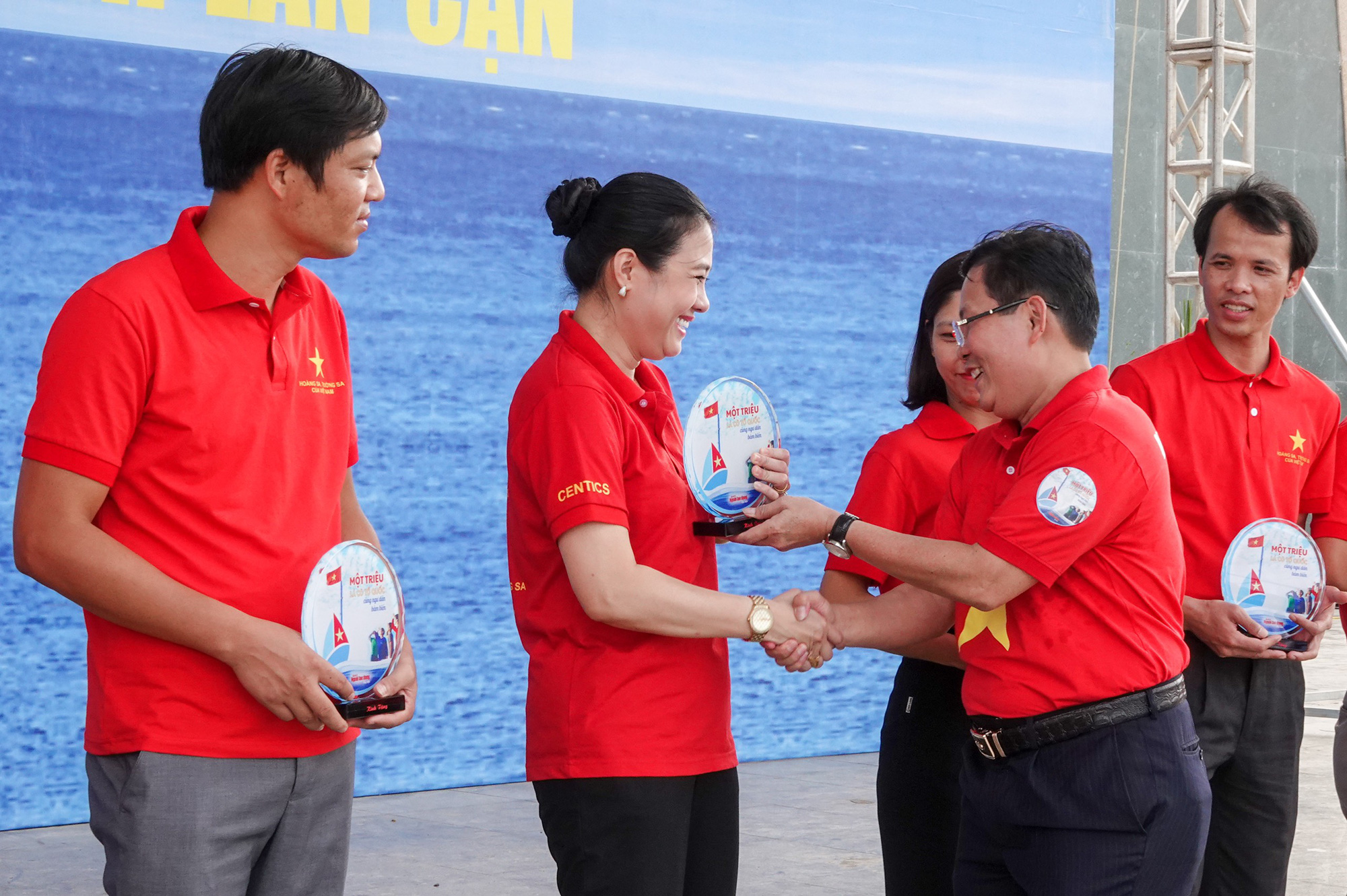 B&aacute;o Người Lao Động trao tặng 2.000 l&aacute; cờ Tổ quốc cho ngư d&acirc;n Thanh H&oacute;a - Ảnh 9.