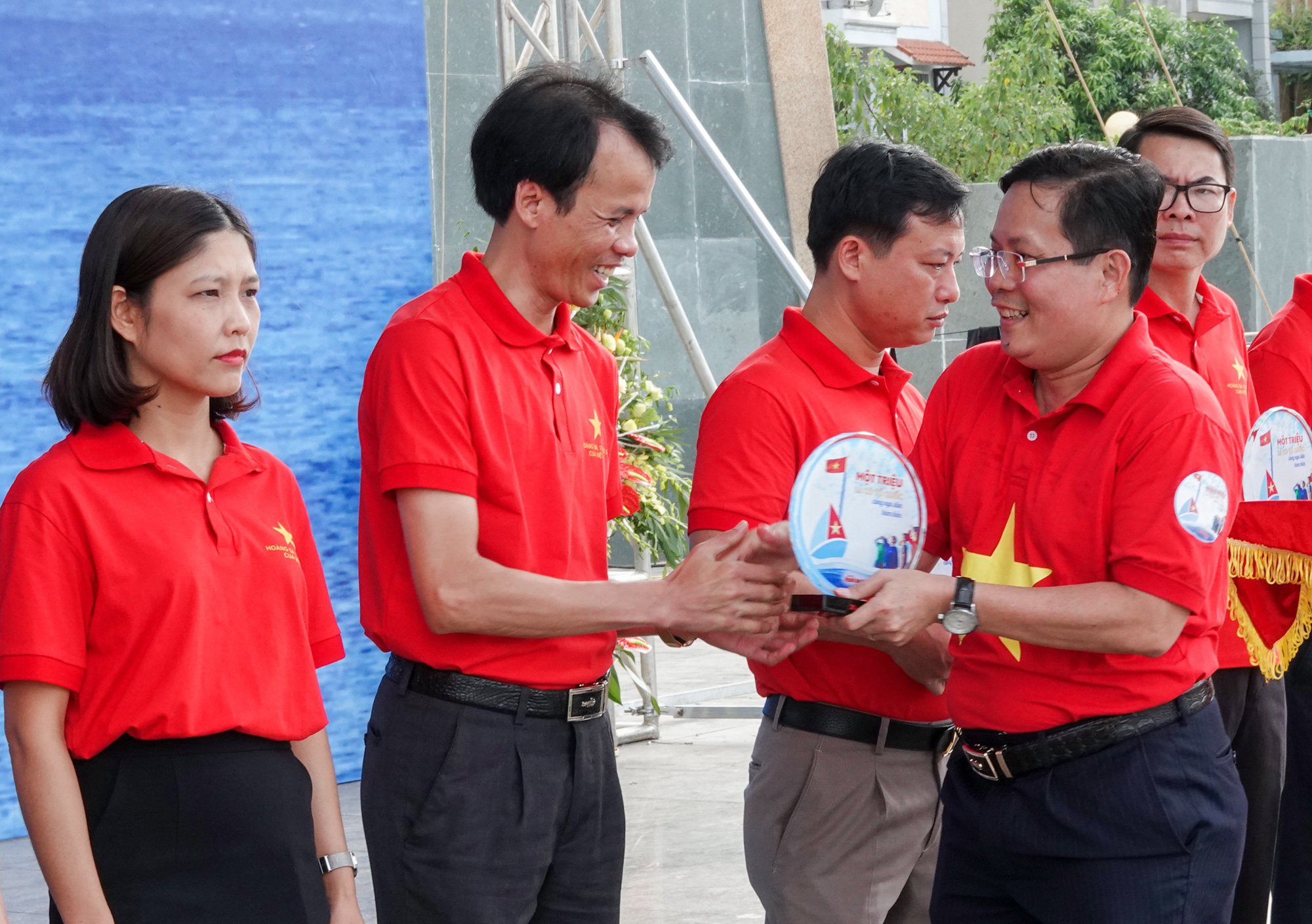 B&aacute;o Người Lao Động trao tặng 2.000 l&aacute; cờ Tổ quốc cho ngư d&acirc;n Thanh H&oacute;a - Ảnh 8.