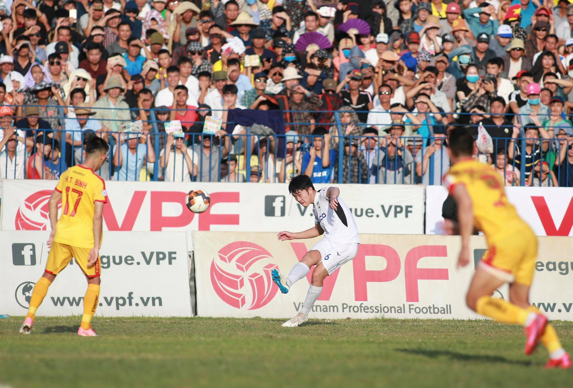VFF họp khẩn khi 4 đội b&oacute;ng cuối bảng y&ecirc;u cầu kết th&uacute;c lu&ocirc;n V-League - Ảnh 1.