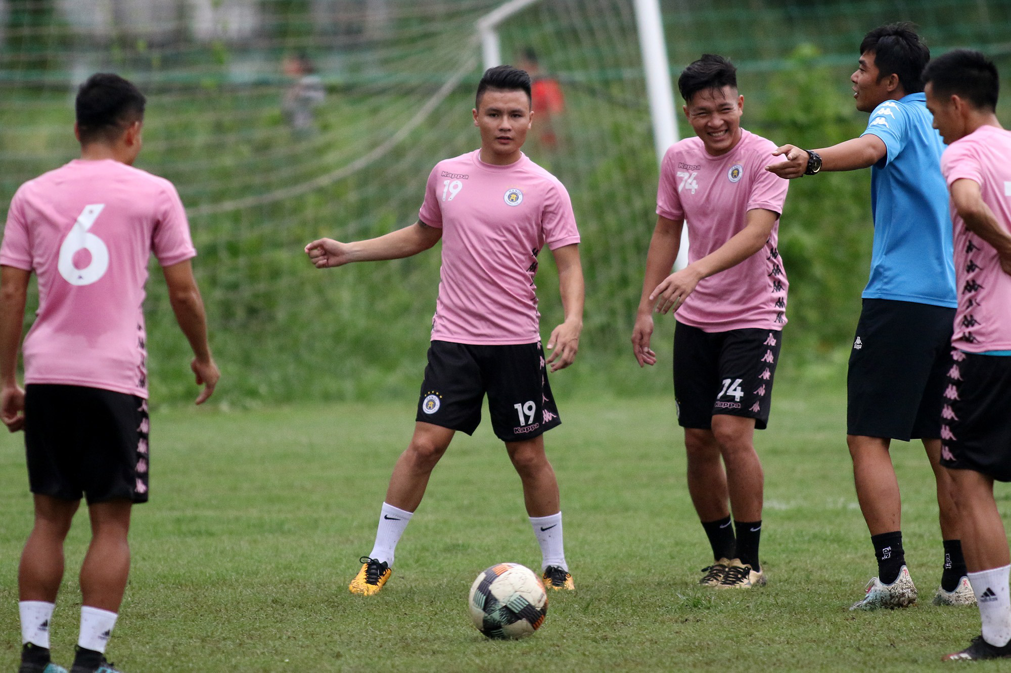 Ch&aacute;y v&eacute; xem C&ocirc;ng Phượng đấu Quang Hải, H&agrave; Nội FC kh&ocirc;ng được tập ở s&acirc;n Thống Nhất - Ảnh 3.