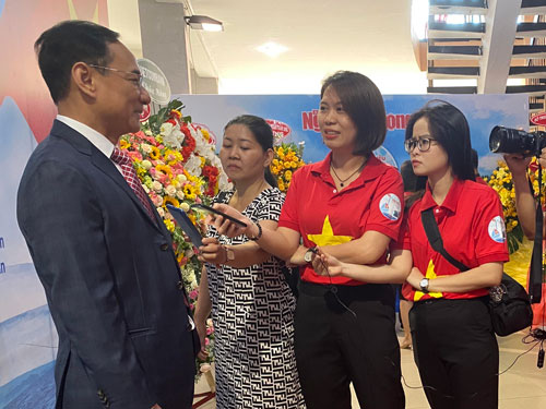 Khi nh&agrave; b&aacute;o nữ nhập vai - Ảnh 2.