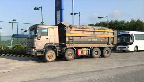 Săn xe qu&aacute; tải - Ảnh 1.