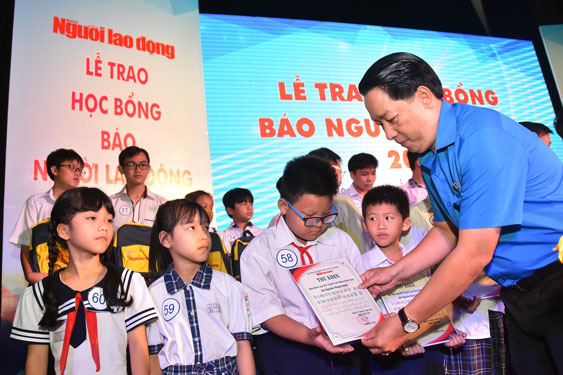 Tiếp sức gia đình công nhân khó khăn