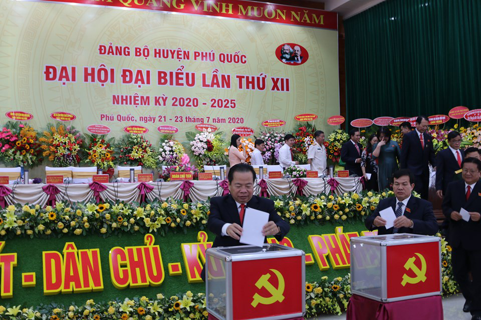 &Ocirc;ng Mai Văn Huỳnh t&aacute;i đắc cử B&iacute; thư Huyện ủy Ph&uacute; Quốc - Ảnh 3.