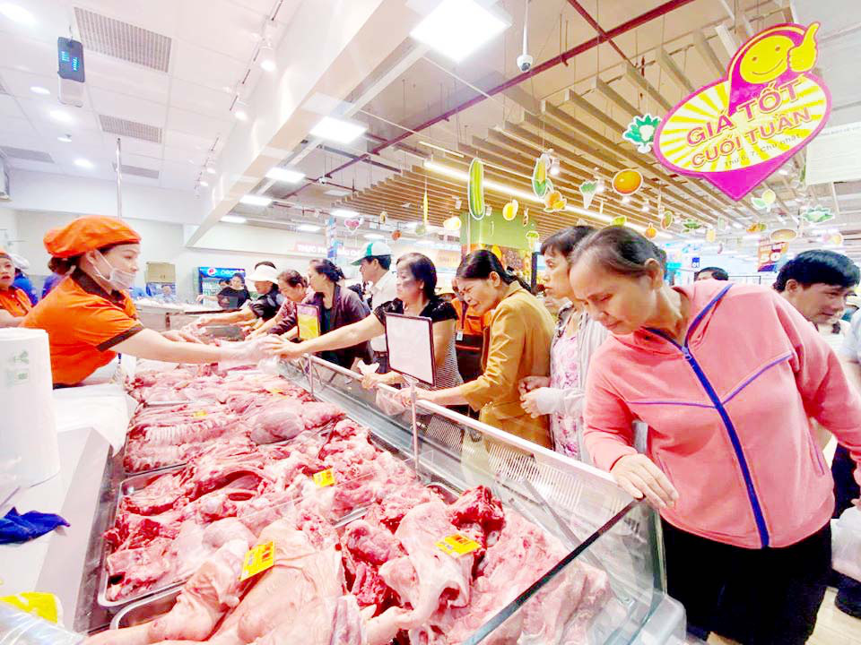 Thịt heo giảm gi&aacute; 15% - Ảnh 1.