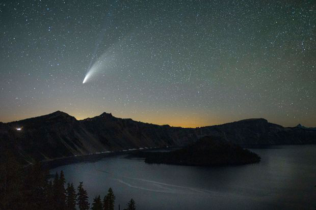 Ảnh, CLIP: "Cầu tuyết vũ trụ" Neowise 4,6 tỉ năm tuổi "rơi" khắp Trái Đất