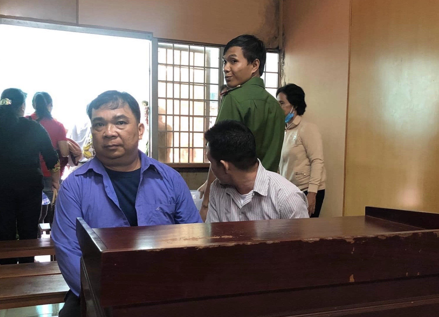 Cài định vị vào xe vợ trẻ, mở lên thấy trong... nhà nghỉ!