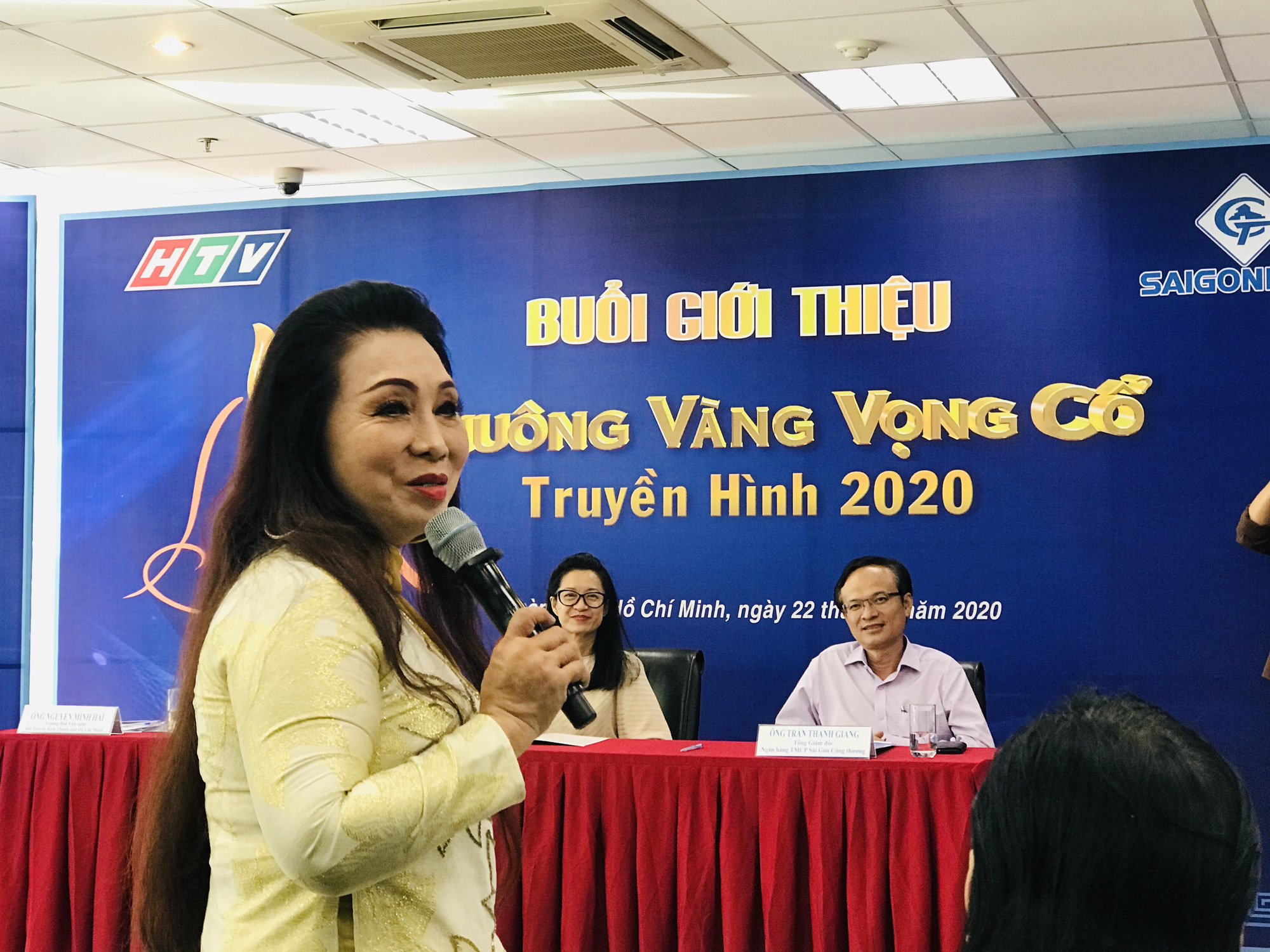 NSND Minh Vương cho&aacute;ng ngợp trước cuộc hội ngộ 15 năm Chu&ocirc;ng v&agrave;ng vọng cổ - Ảnh 4.