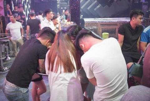 "Đột kích" quán bar, phát hiện hàng chục nam nữ dương tính với ma túy