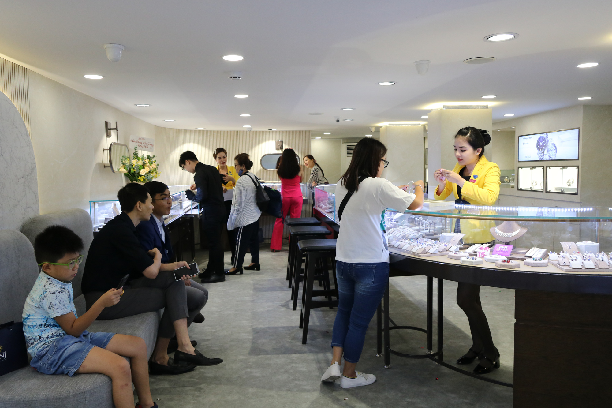 PNJ khai trương cửa h&agrave;ng PNJ Center An Đ&ocirc;ng v&agrave; H&oacute;c M&ocirc;n - Ảnh 2.