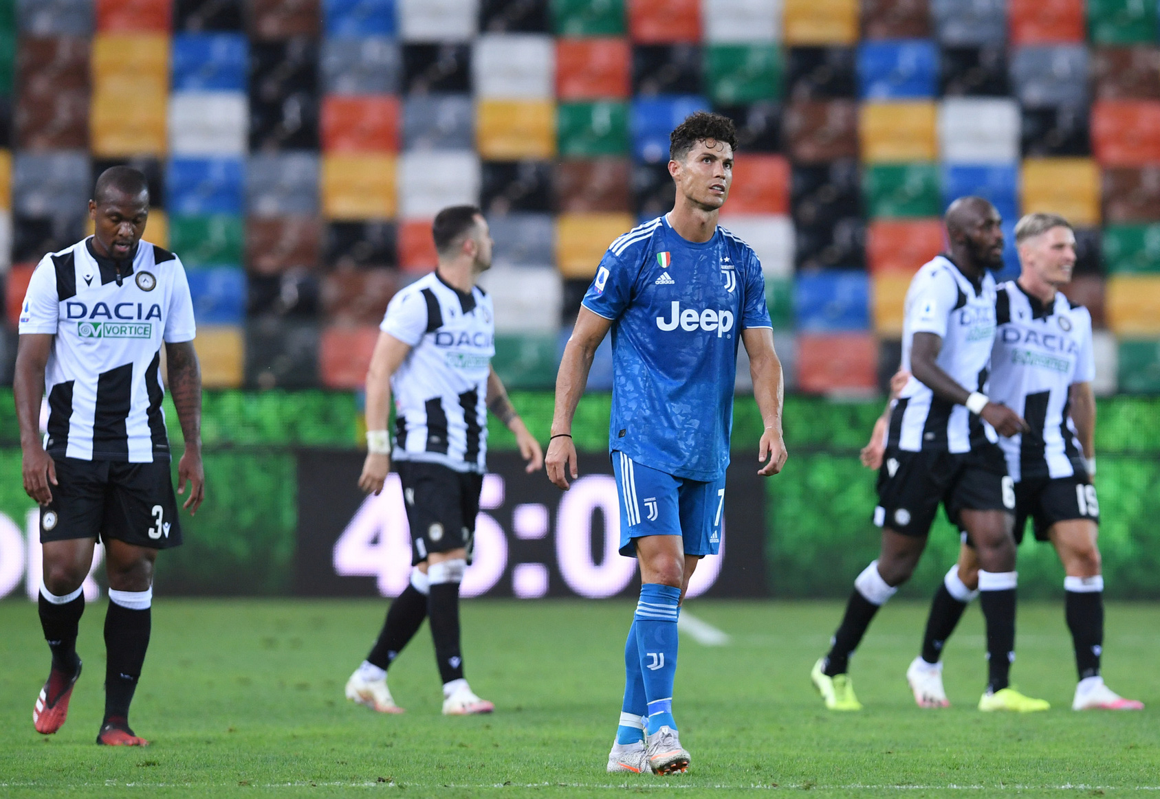 Thua sốc đối thủ lo trụ hạng, Juventus sắp mất ngôi Serie A