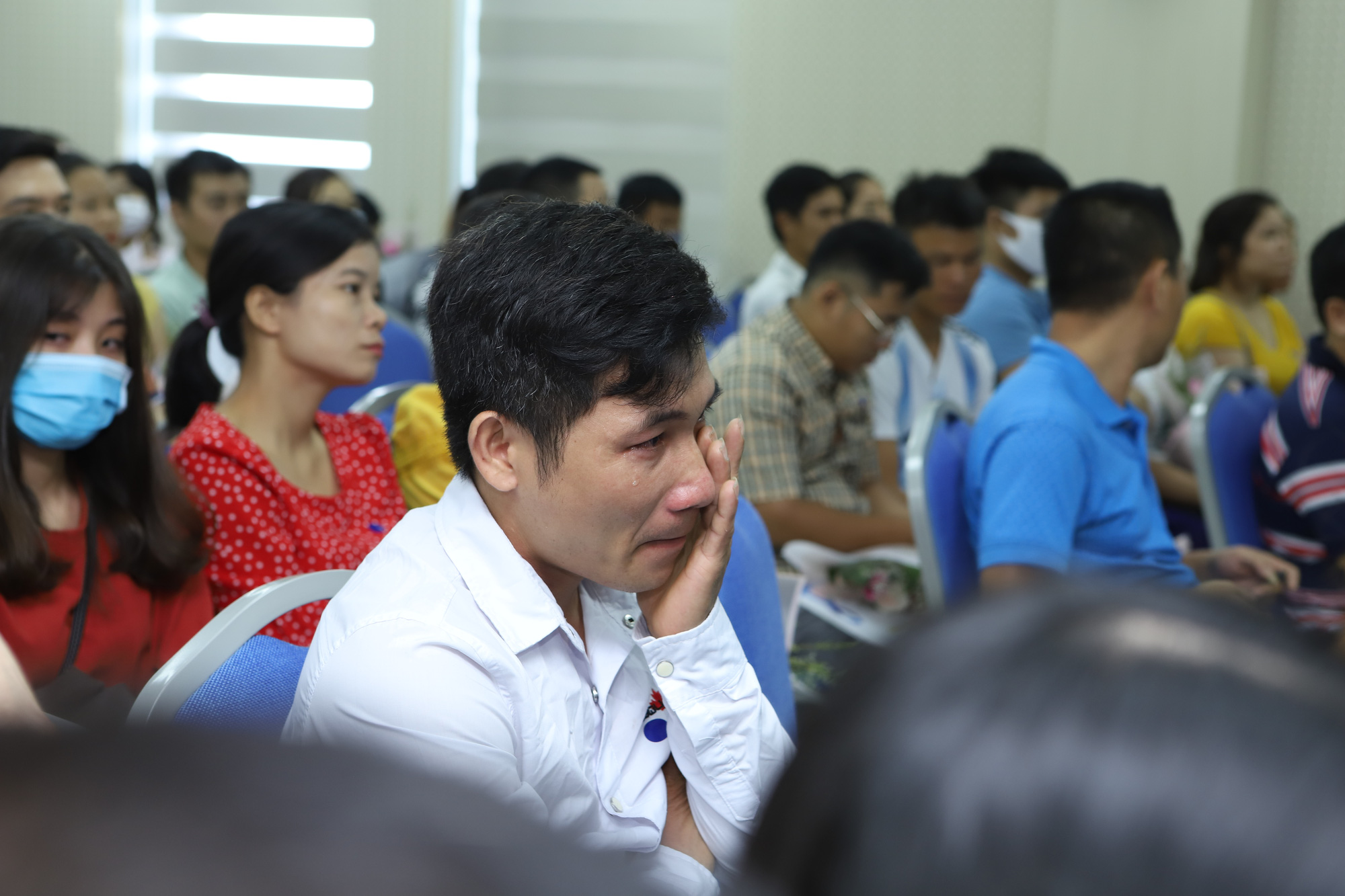 H&agrave;nh tr&igrave;nh t&igrave;m con x&uacute;c động của nữ c&ocirc;ng nh&acirc;n 9x v&agrave; ch&agrave;ng trai tật nguyền - Ảnh 3.