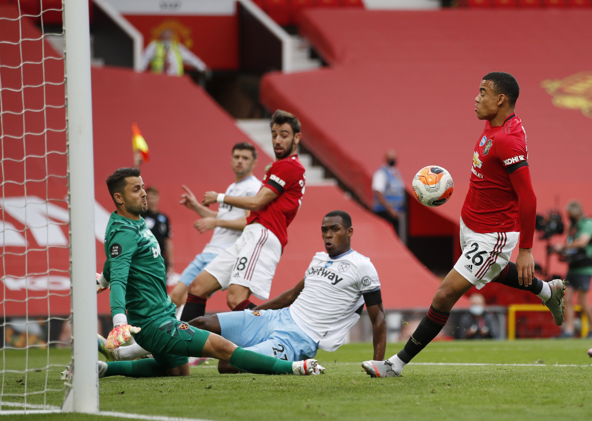 Tử chiến Leicester ở "hang cáo", Man United quyết trở lại Champions League