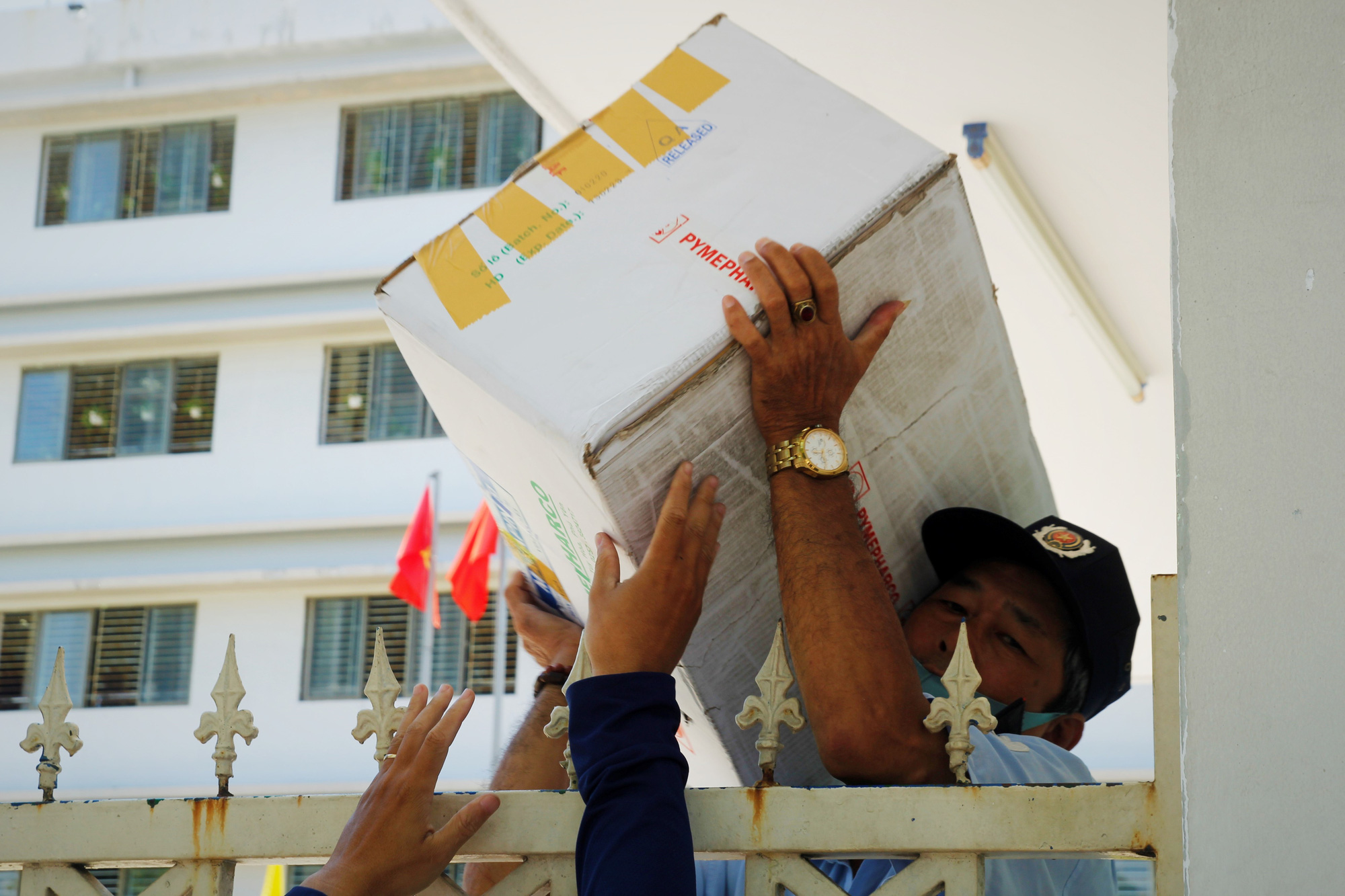 Nhân viên y tế đóng vai người vận chuyển ở bệnh viện bị phong tỏa tại Đà Nẵng - Ảnh 3.