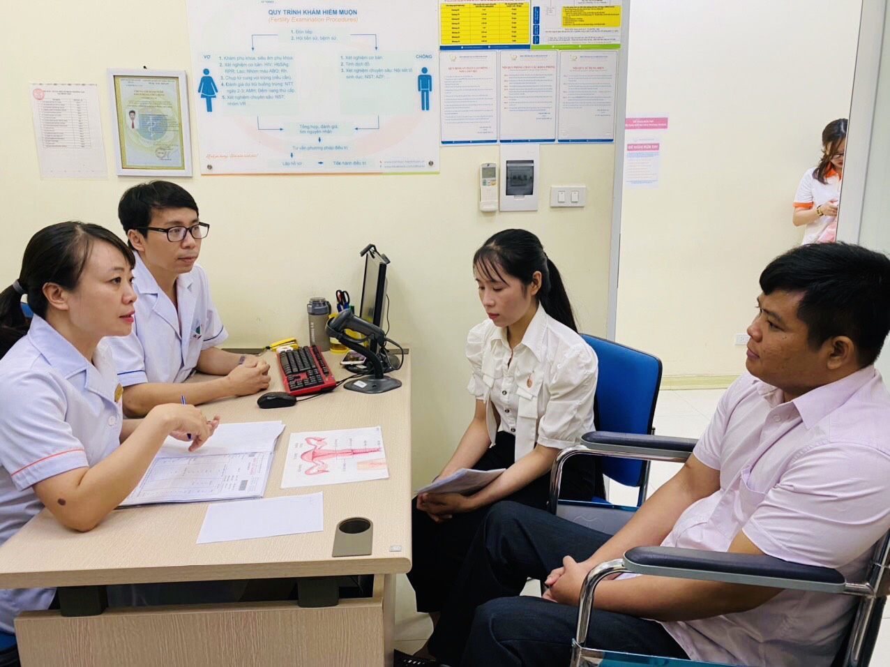 H&agrave;nh tr&igrave;nh t&igrave;m con x&uacute;c động của nữ c&ocirc;ng nh&acirc;n 9x v&agrave; ch&agrave;ng trai tật nguyền - Ảnh 2.