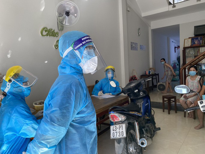 Covid-19: Kiểm tra th&acirc;n nhiệt tại s&acirc;n bay, xem x&eacute;t c&aacute;ch ly người từ Đ&agrave; Nẵng trở về - Ảnh 1.