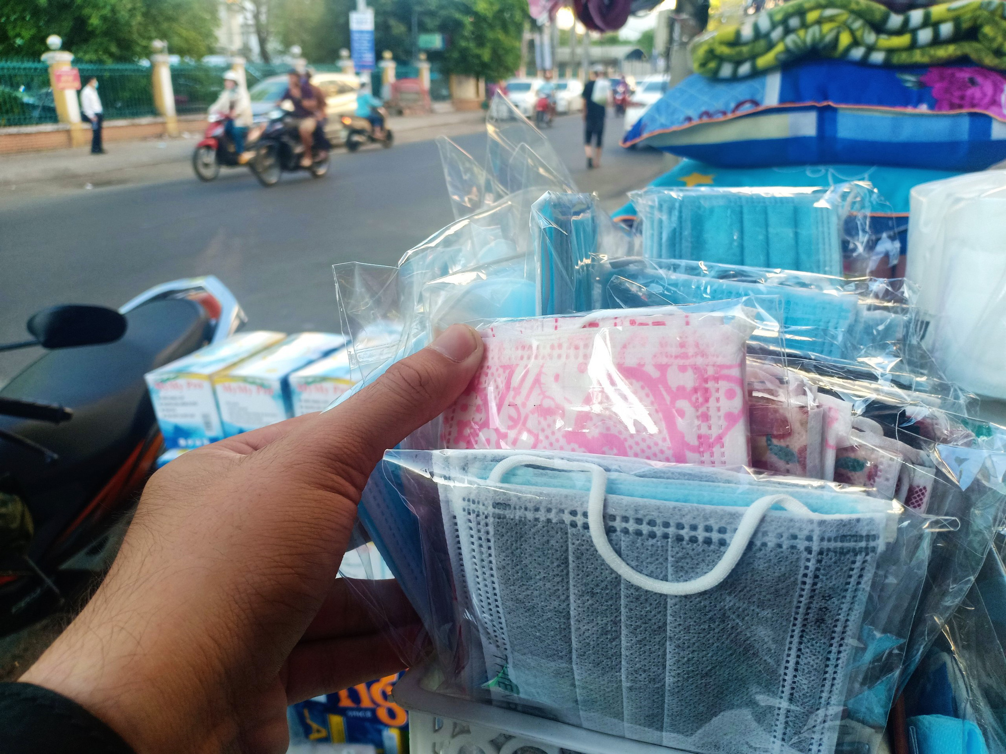 Khẩu trang y tế tăng giá, có dấu hiệu khan hàng