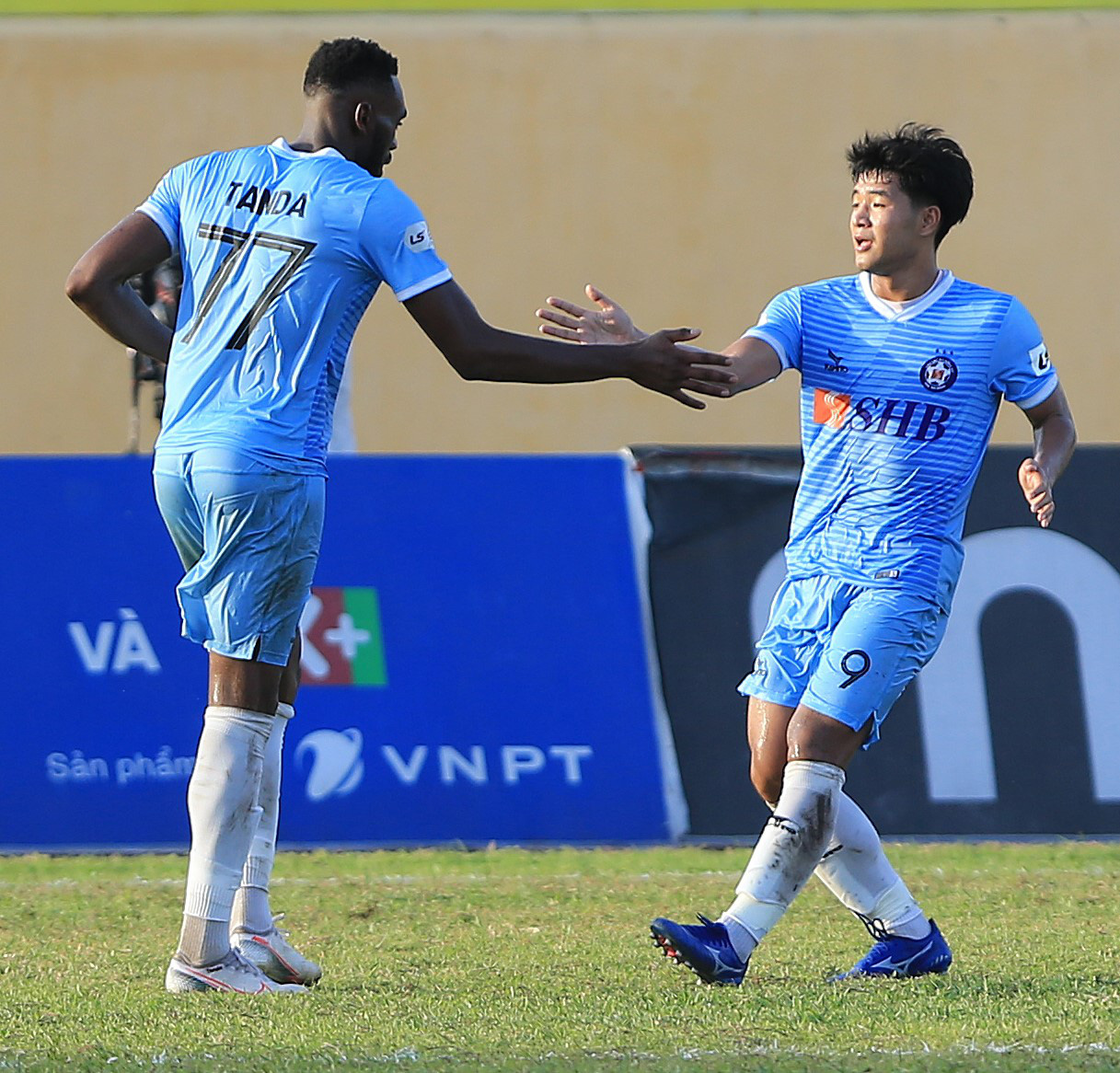 V&igrave; Covid-19, tạm dừng V-League, giải hạng nhất quốc gia - Ảnh 1.