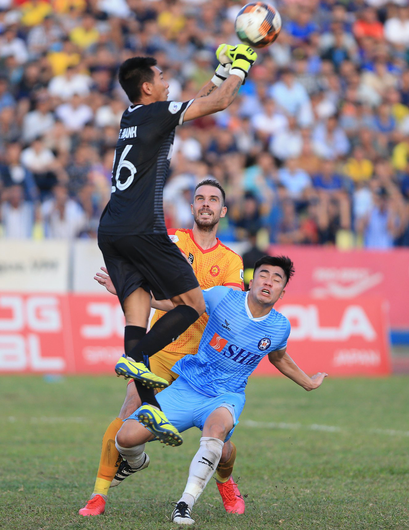 V&igrave; Covid-19, tạm dừng V-League, giải hạng nhất quốc gia - Ảnh 3.