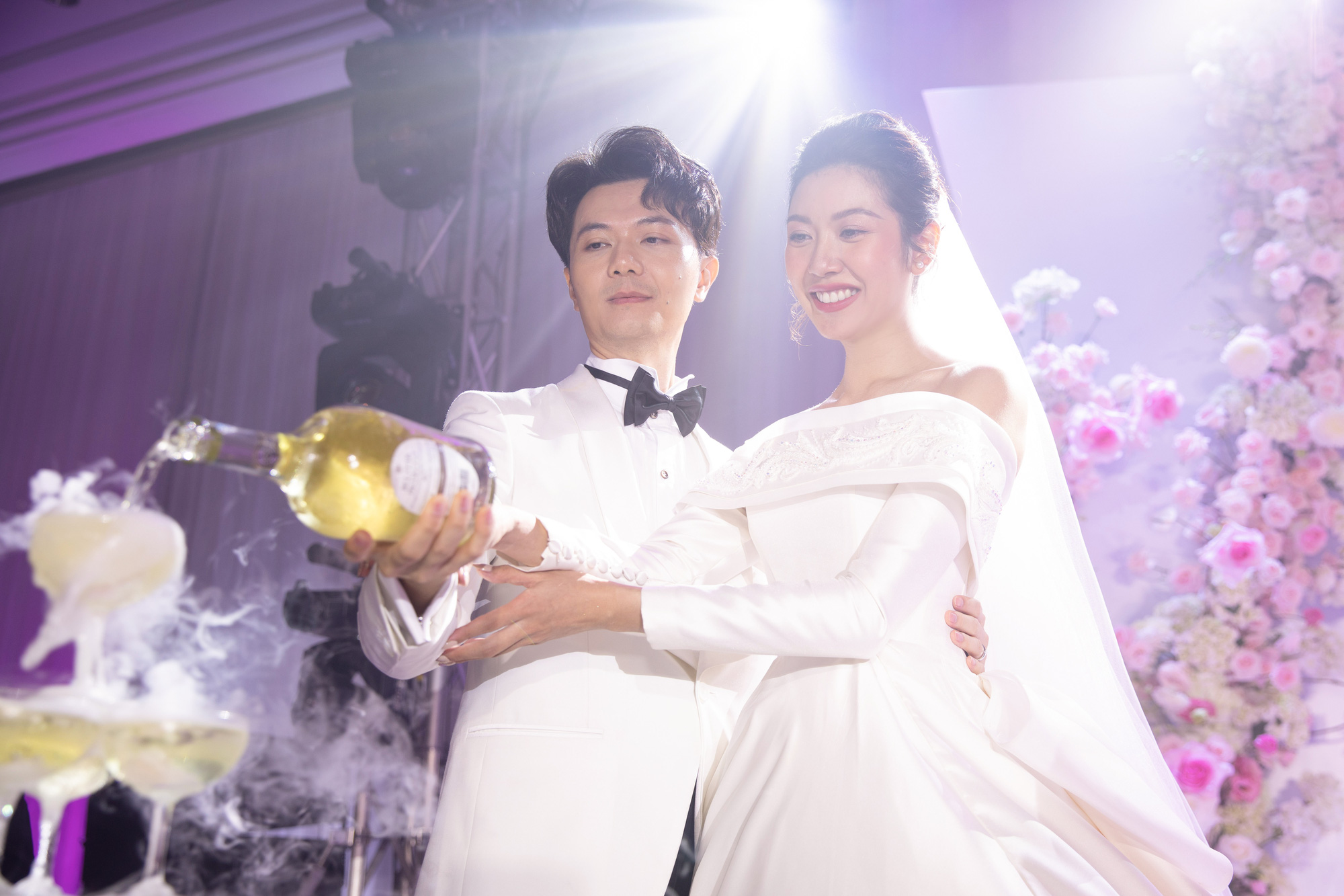 Á hậu Thúy Vân công bố có con trai đầu lòng tại đám cưới