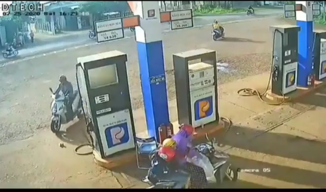 Truy tìm người đàn ông nhanh tay nhặt cọc tiền của nhân viên cây xăng