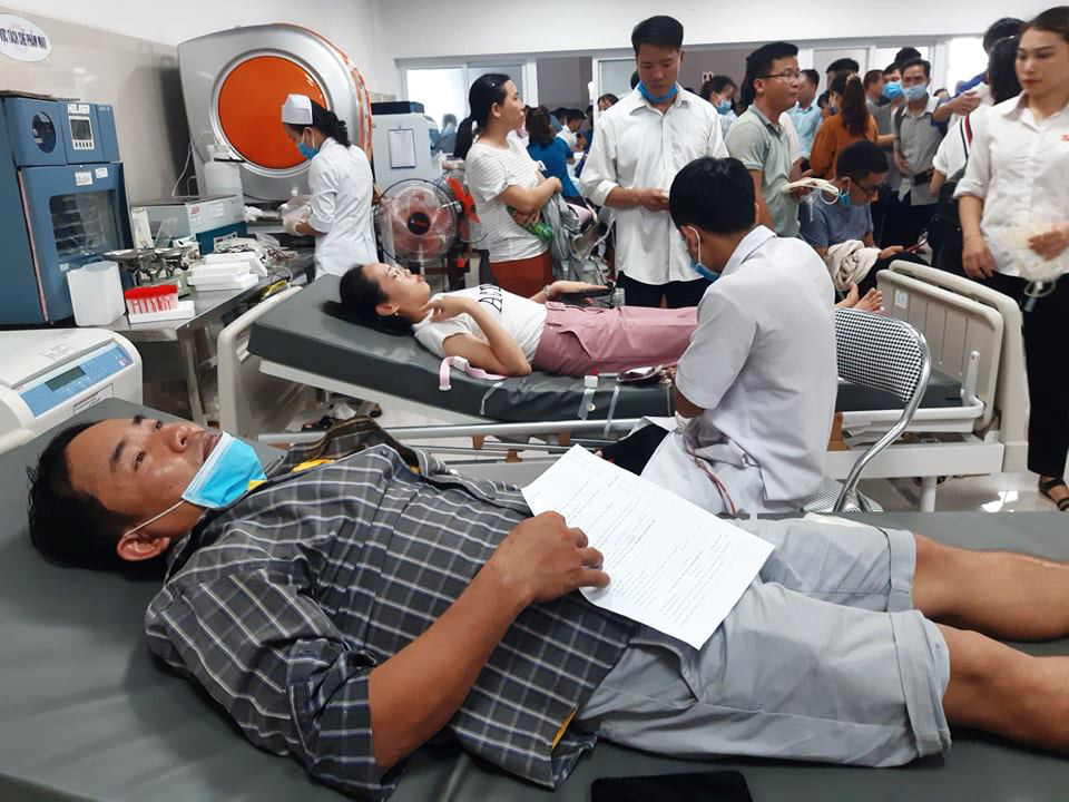 Rừng người đến bệnh viện hiến 230 đơn vị m&aacute;u cứu 21 nạn nh&acirc;n vụ tai nạn thảm khốc ở Quảng B&igrave;nh - Ảnh 3.