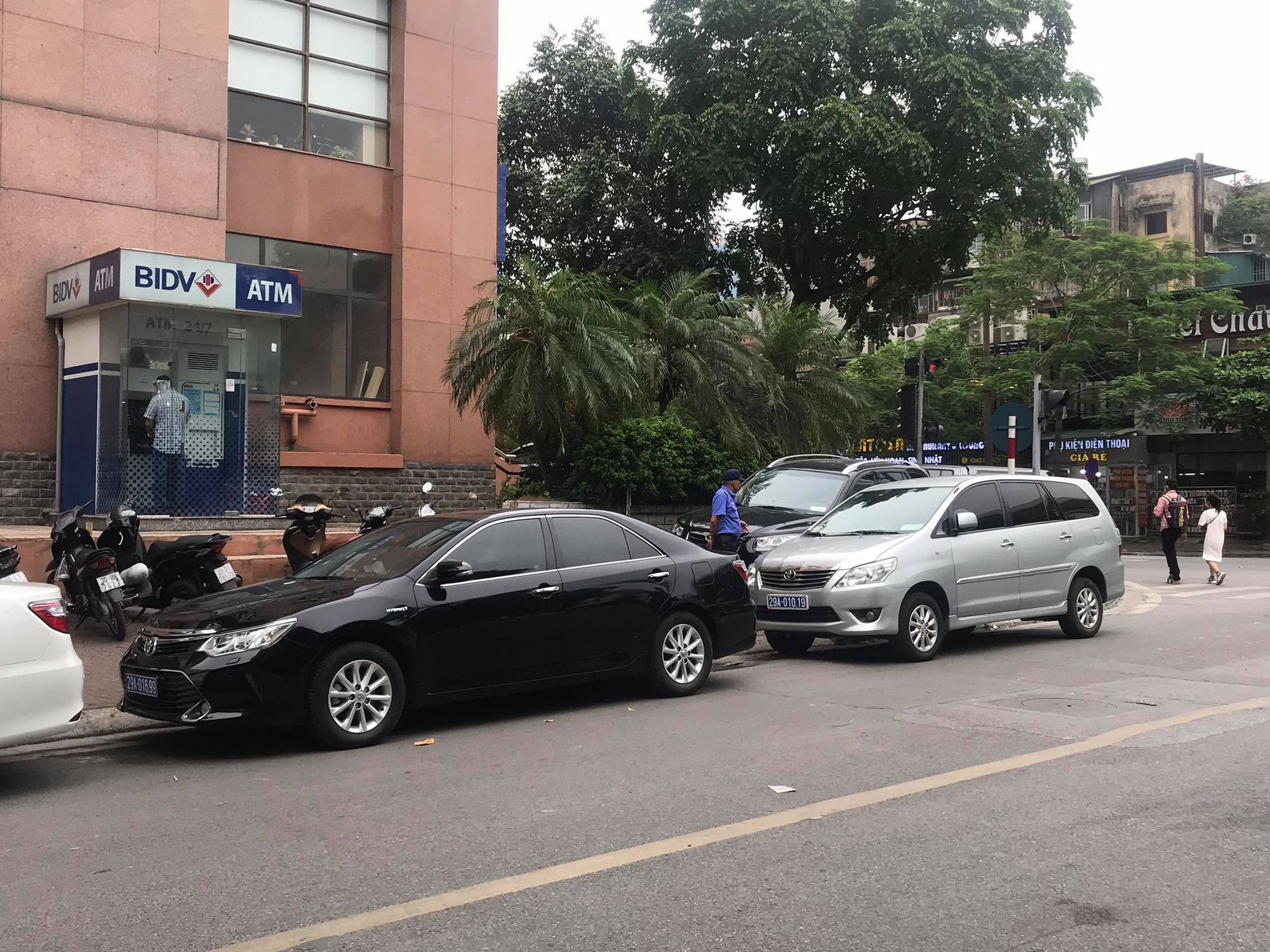 Hai t&ecirc;n cướp bịt mặt nổ s&uacute;ng cướp h&agrave;ng trăm triệu đồng Ng&acirc;n h&agrave;ng BIDV tr&ecirc;n phố H&agrave; Nội - Ảnh 3.