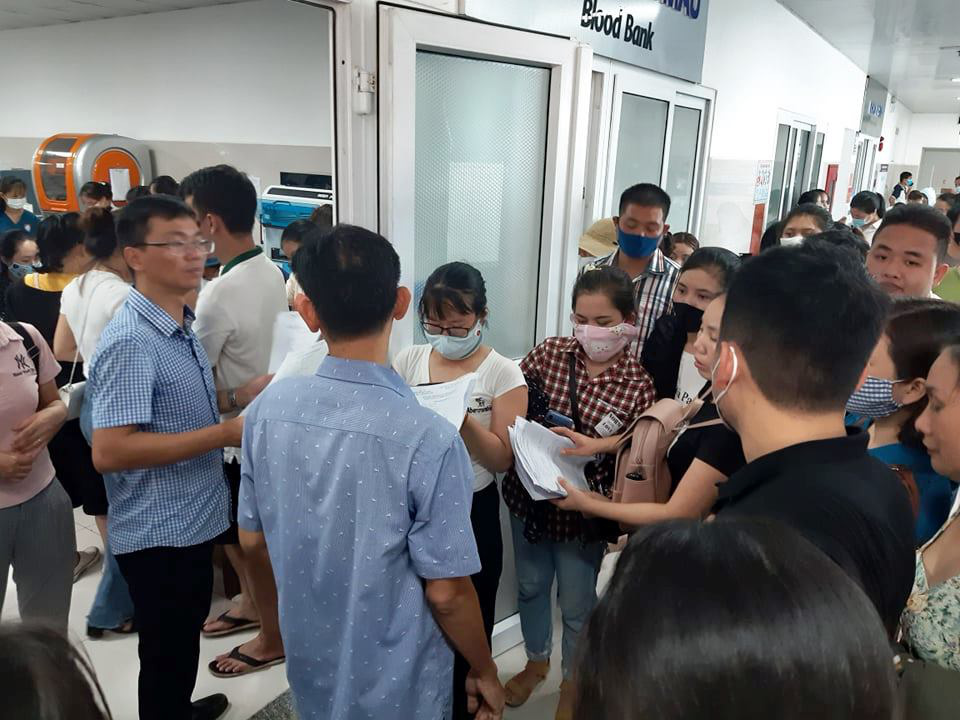 Rừng người đến bệnh viện hiến 230 đơn vị m&aacute;u cứu 21 nạn nh&acirc;n vụ tai nạn thảm khốc ở Quảng B&igrave;nh - Ảnh 4.