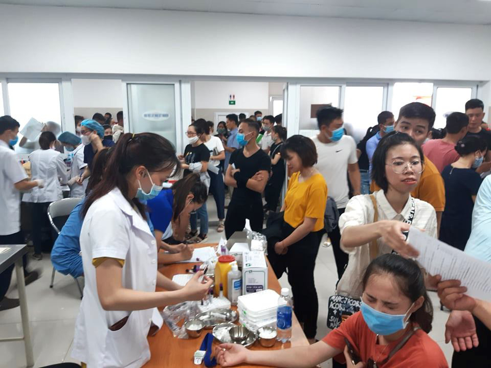 Rừng người đến bệnh viện hiến 230 đơn vị m&aacute;u cứu 21 nạn nh&acirc;n vụ tai nạn thảm khốc ở Quảng B&igrave;nh - Ảnh 2.