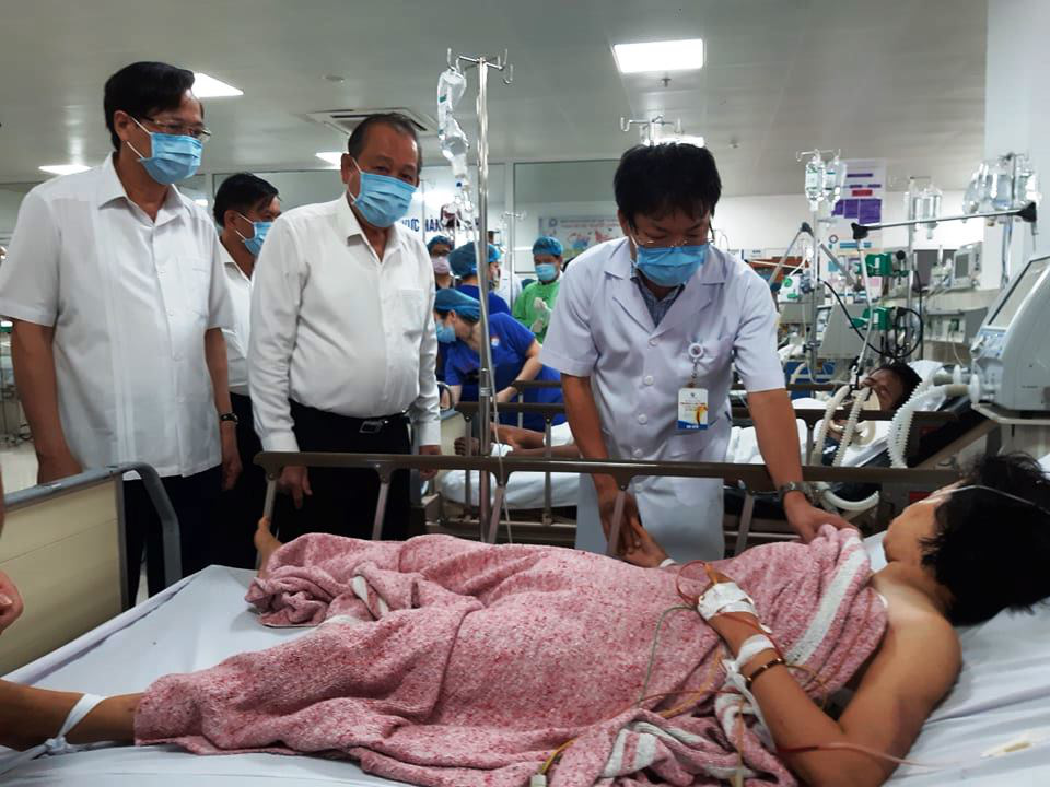 Hai bệnh nh&acirc;n nặng trong vụ lật xe ở Quảng B&igrave;nh được chuyển v&agrave;o Bệnh viện Trung ương Huế - Ảnh 1.