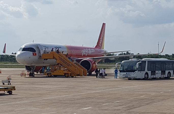 S&acirc;n bay Cần Thơ đ&oacute;n hơn 240 người Việt từ Singapore về nước - Ảnh 1.