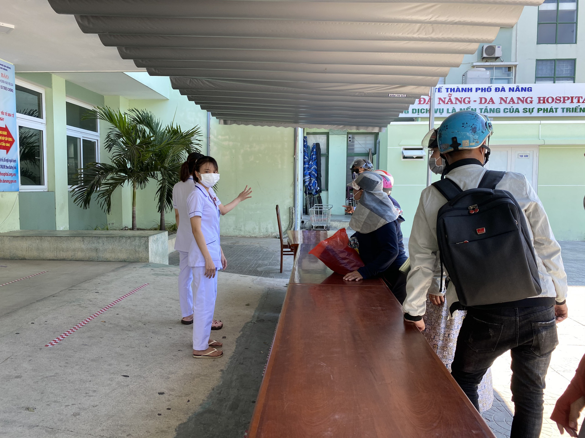 Nhiều bệnh nh&acirc;n v&agrave; người nh&agrave; trốn khỏi Bệnh viện Đ&agrave; Nẵng trước lệnh c&aacute;ch ly - Ảnh 1.