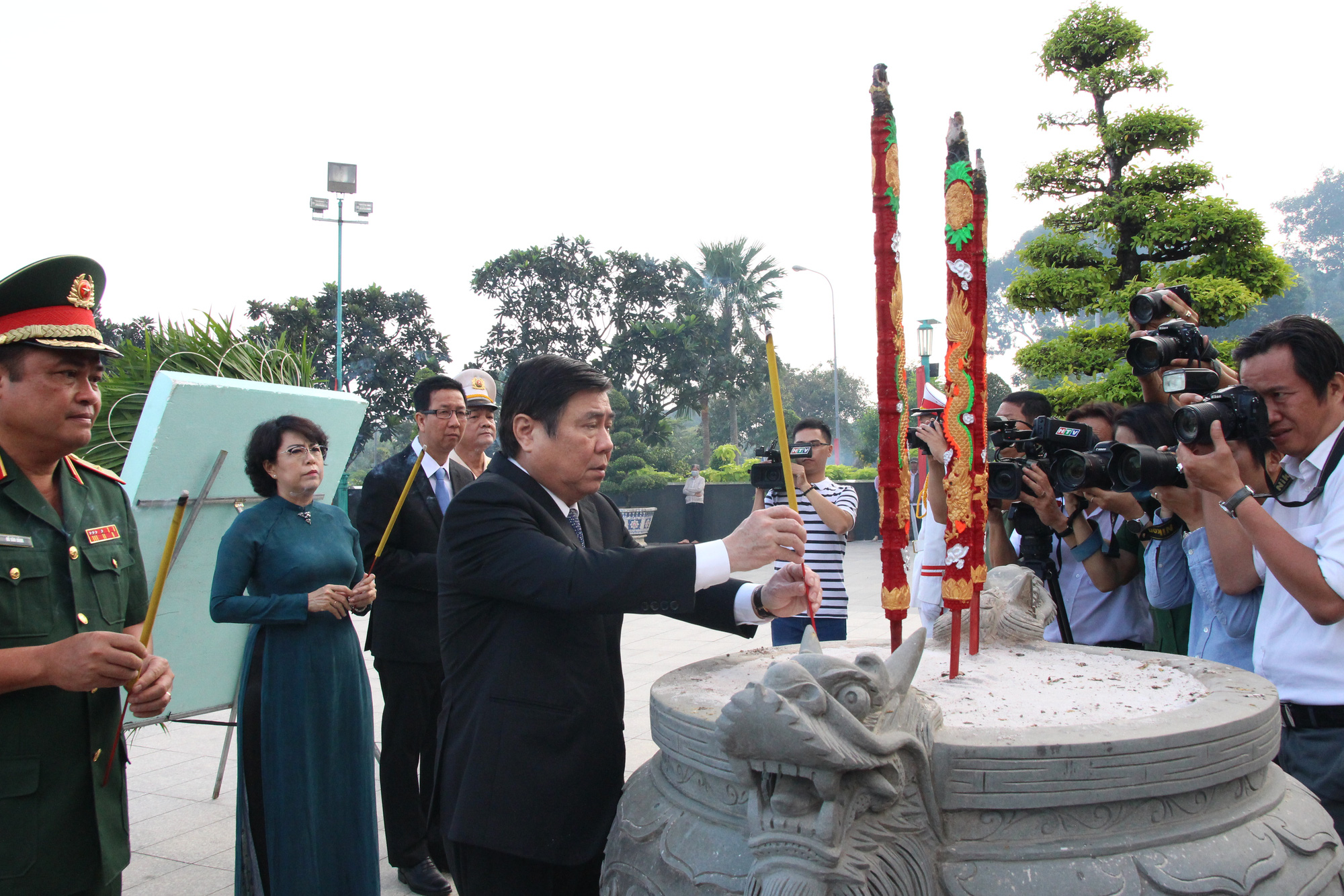 Sáng sớm, lãnh đạo TP HCM, Quân khu 7 dâng hương tưởng niệm các anh hùng liệt sĩ - Ảnh 3.