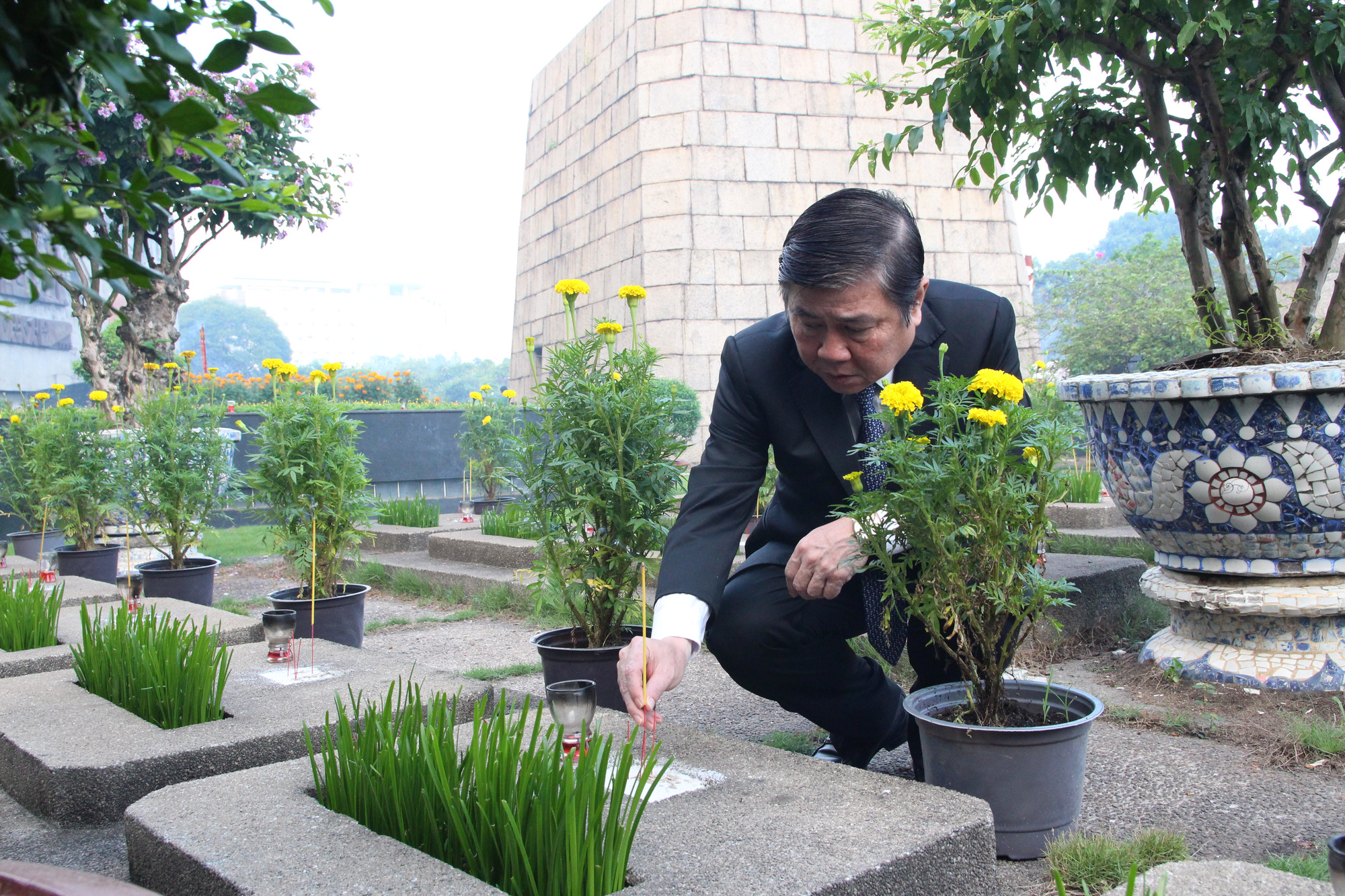 Sáng sớm, lãnh đạo TP HCM, Quân khu 7 dâng hương tưởng niệm các anh hùng liệt sĩ - Ảnh 4.