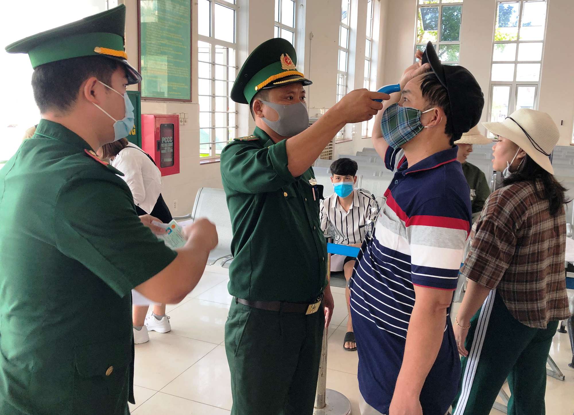 Hơn 2.600 du khách rời Lý Sơn khi Quảng Ngãi có 1 ca mắc Covid-19 - Ảnh 2.