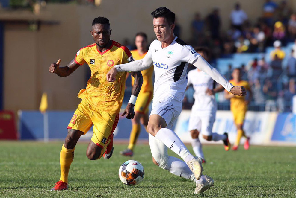 Bầu Đệ biến V-League thành trò đùa?