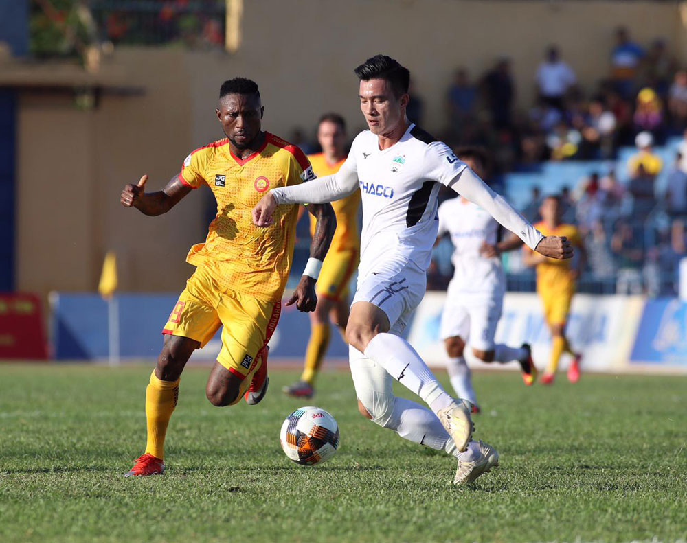 Bầu Đệ biến V-League th&agrave;nh tr&ograve; đ&ugrave;a? - Ảnh 1.