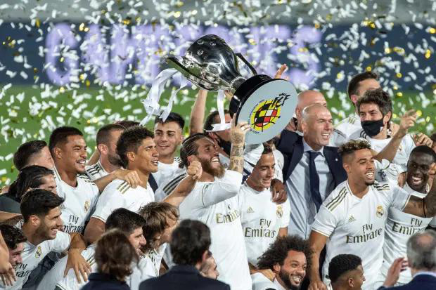 Vừa “ẵm” cúp, Real Madrid lại “xin” cầu thủ… giảm lương