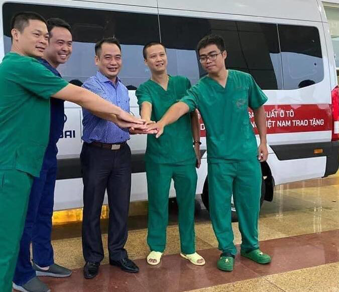 Chuyến bay đ&oacute;n 120 bệnh nh&acirc;n Covid-19 ở Guinea X&iacute;ch đạo đ&atilde; cất c&aacute;nh - Ảnh 1.