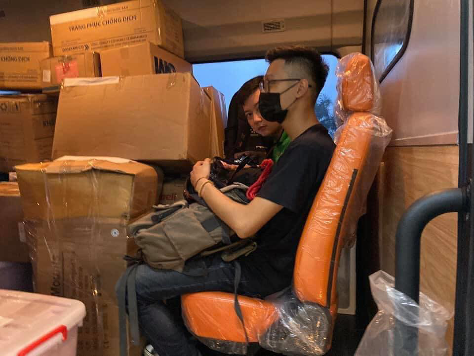 Chuyến bay đ&oacute;n 120 bệnh nh&acirc;n Covid-19 ở Guinea X&iacute;ch đạo đ&atilde; cất c&aacute;nh - Ảnh 4.