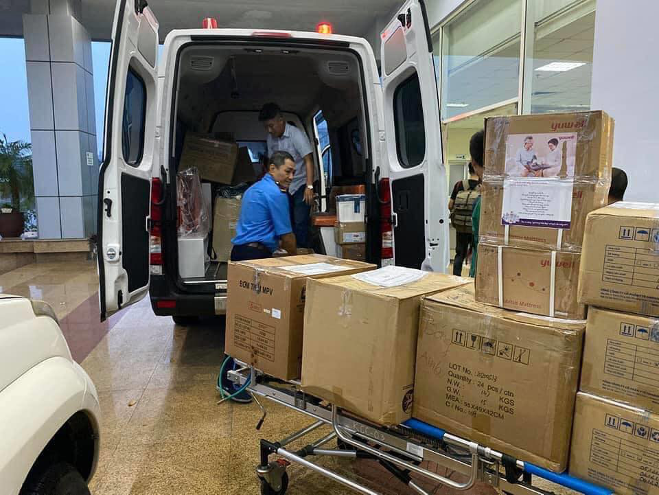Chuyến bay đ&oacute;n 120 bệnh nh&acirc;n Covid-19 ở Guinea X&iacute;ch đạo đ&atilde; cất c&aacute;nh - Ảnh 2.