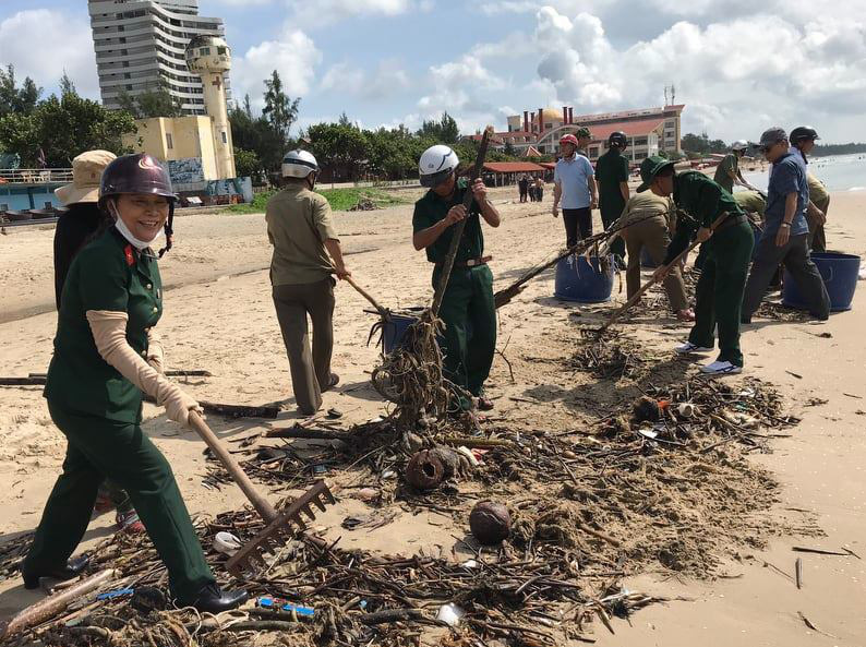 Cận cảnh 800 người  "giải cứu" bãi biển Vũng Tàu