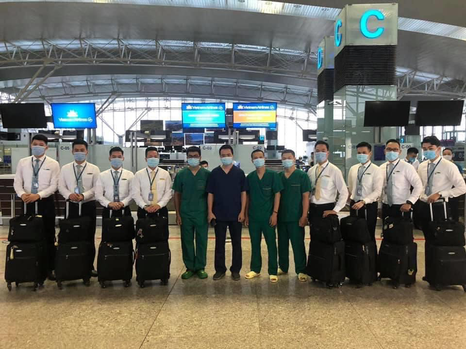 Chuyến bay đ&oacute;n 120 bệnh nh&acirc;n Covid-19 ở Guinea X&iacute;ch đạo đ&atilde; cất c&aacute;nh - Ảnh 5.