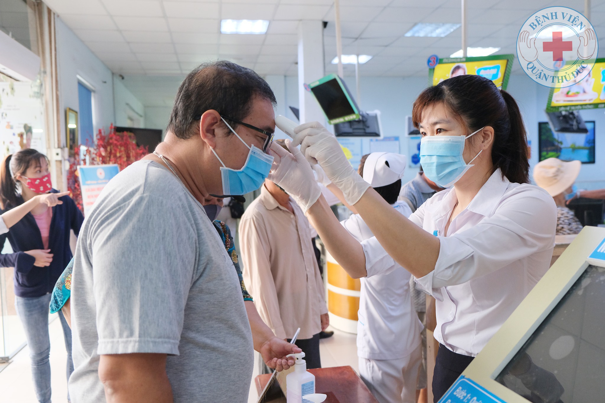 TP HCM kích hoạt toàn bộ hệ thống khám chữa bệnh - Ảnh 1.
