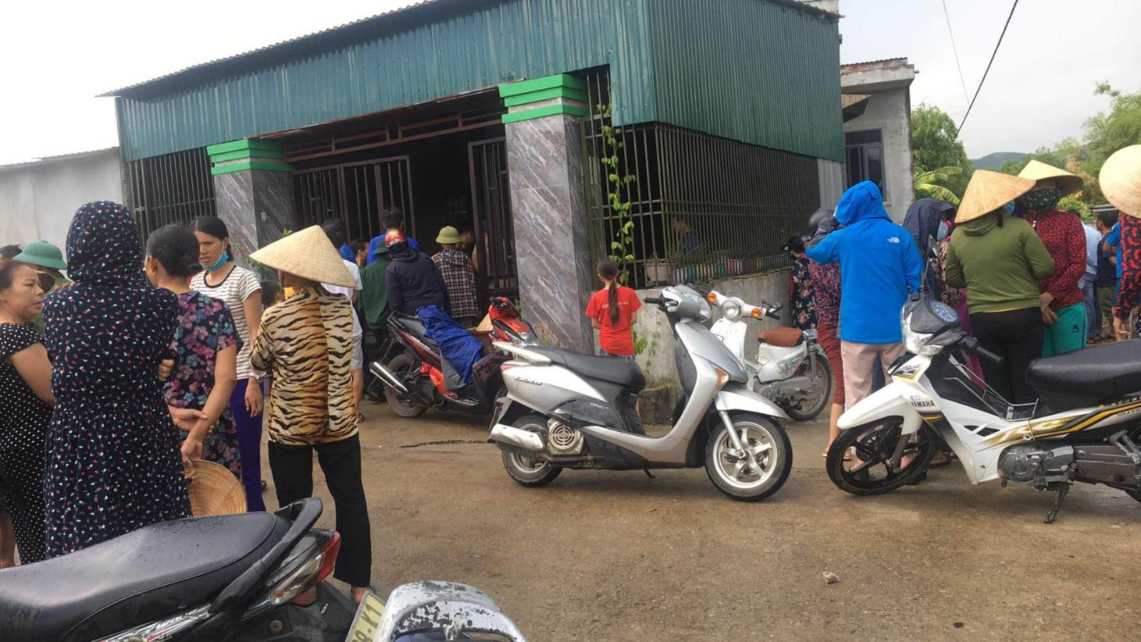 Căn nhà khóa cửa nồng nặc mùi xăng bốc cháy, 4 mẹ con thương vong