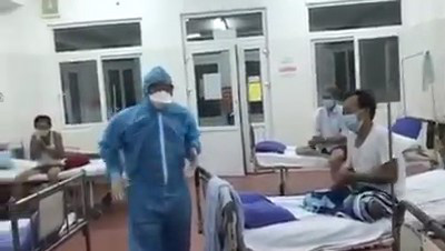 X&uacute;c động clip một B&aacute;c sĩ Bệnh viện C h&aacute;t c&ugrave;ng bệnh nh&acirc;n trong khu c&aacute;ch ly - Ảnh 2.